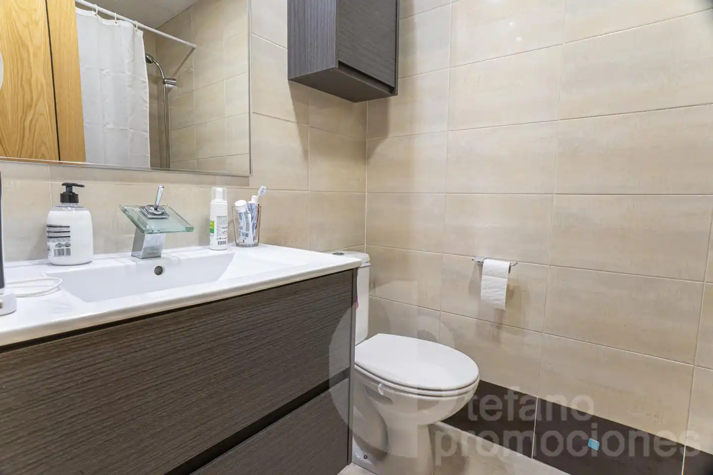 Badezimmer von Erdgeschoss zum Verkauf in Málaga mit Klimaanlage, Privatgarten und Parkett