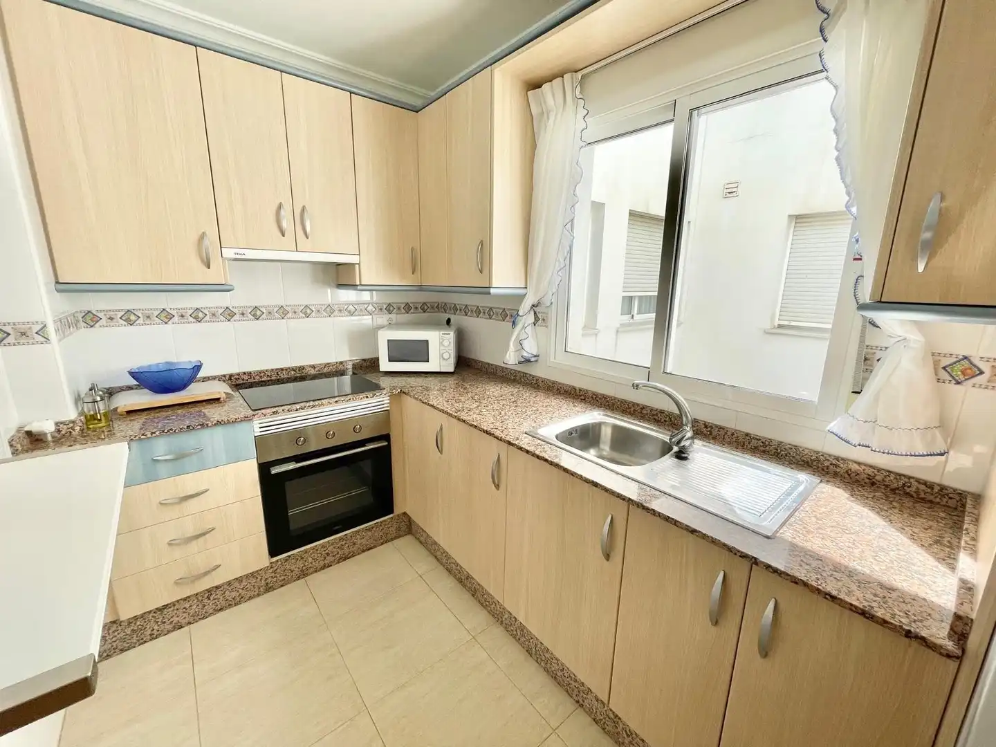 Cuina de Apartament de lloguer en Los Alcázares amb Aire condicionat, Traster i Moblat
