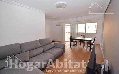 Living room of Flat for sale in  Valencia Capital  with Air Conditioner and Balcony