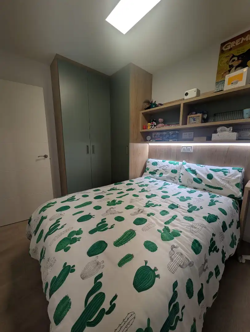 Schlafzimmer von Wohnung zur Miete in Foz mit Heizung, Abstellraum und Möbliert