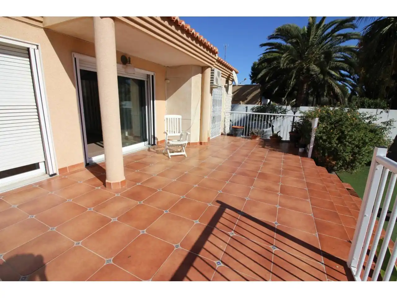 Terrassa de Casa o xalet en venda en Roquetas de Mar amb Aire condicionat, Jardí privat i Terrassa