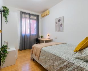 Bedroom of Apartment to share in  Valencia Capital  with Washing machine, TV and Internet