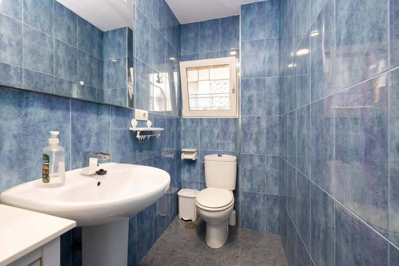 Bathroom of Flat for sale in Granada  with Parquet flooring, Terrace and Washing machine