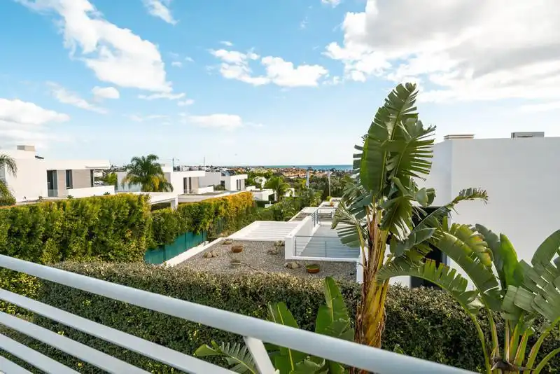 Vista exterior de Casa o xalet de lloguer en Estepona amb Aire condicionat, Jardí privat i Terrassa