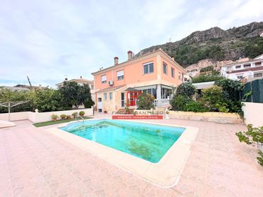 Villa avec piscine à vendre à Calle SINGLE DEL 32
