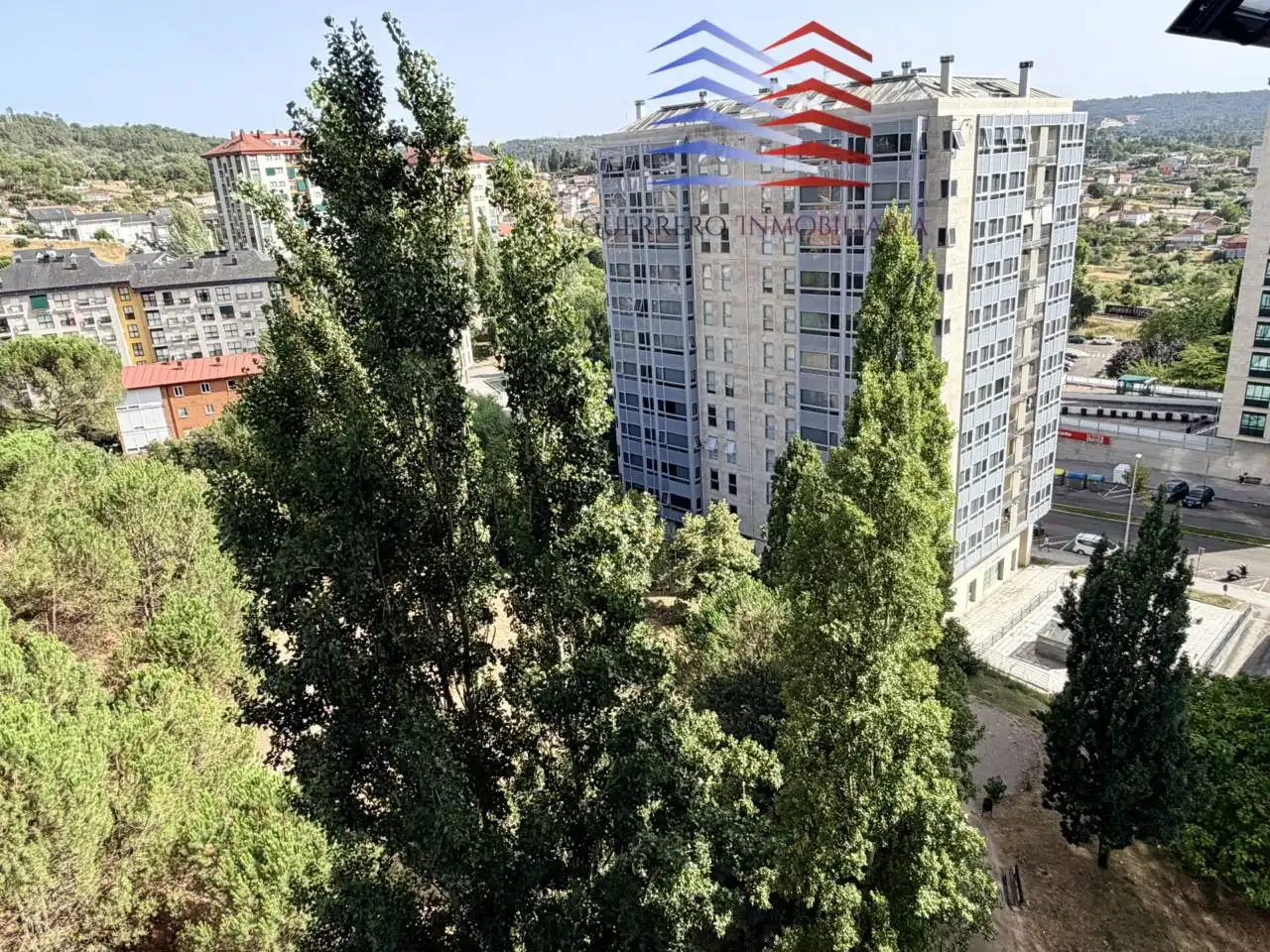 Vista exterior de Apartament en venda en Ourense Capital  amb Calefacció, Parquet i Traster