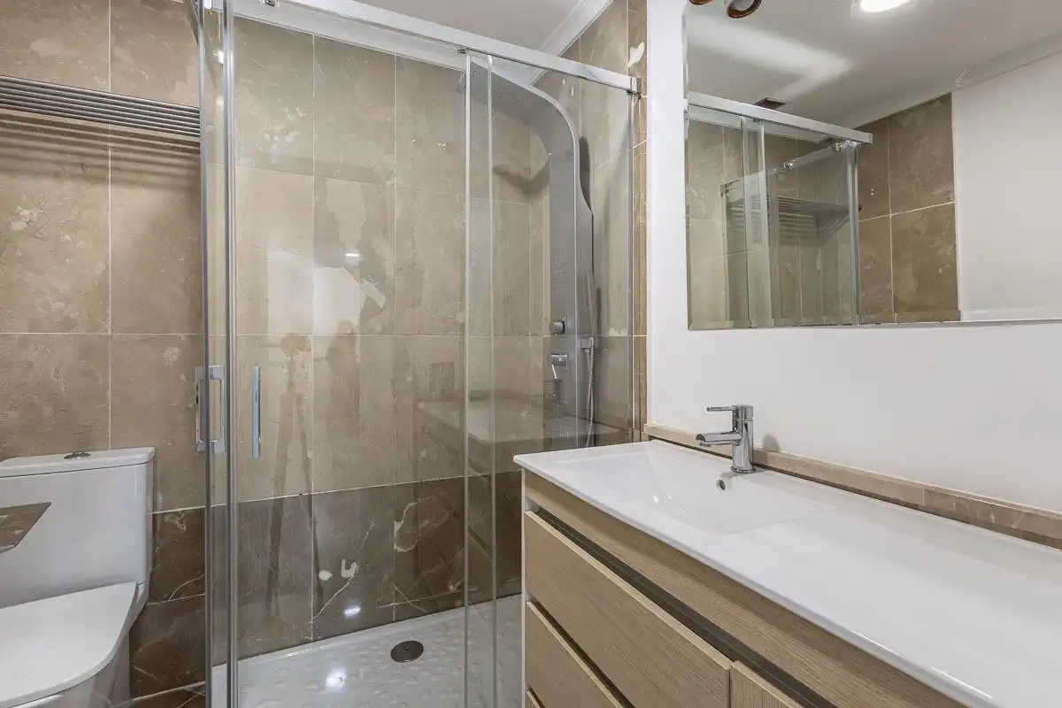 Bathroom of Flat for rent in Granada  with Air Conditioner and Community pool