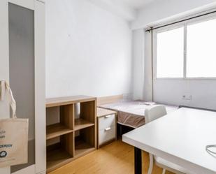 Dormitori de Apartament per a compartir en  Valencia Capital amb Aire condicionat