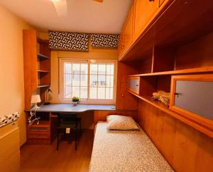 Bedroom of Flat to share in  Madrid Capital  with Heating, Washing machine and Internet