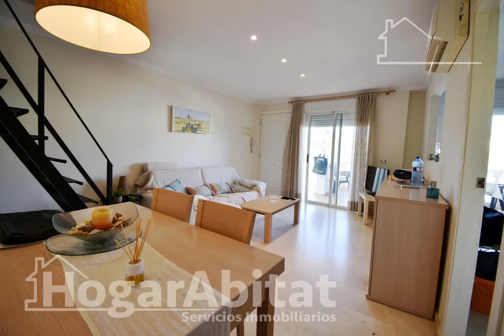 Sala d'estar de Casa adosada en venda en Oliva amb Aire condicionat, Jardí privat i Terrassa