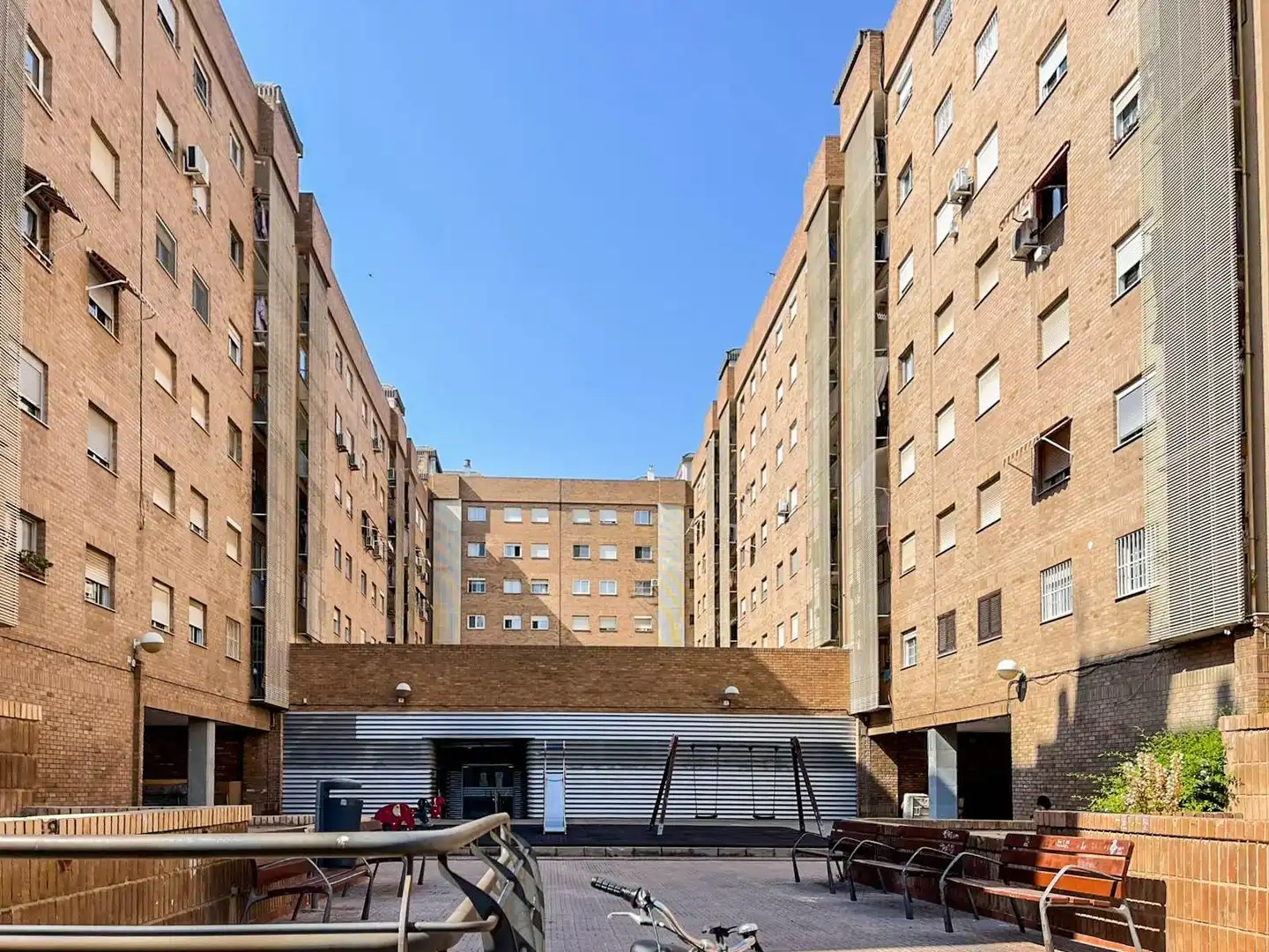 Außenansicht von Garage zum Verkauf in Valencia