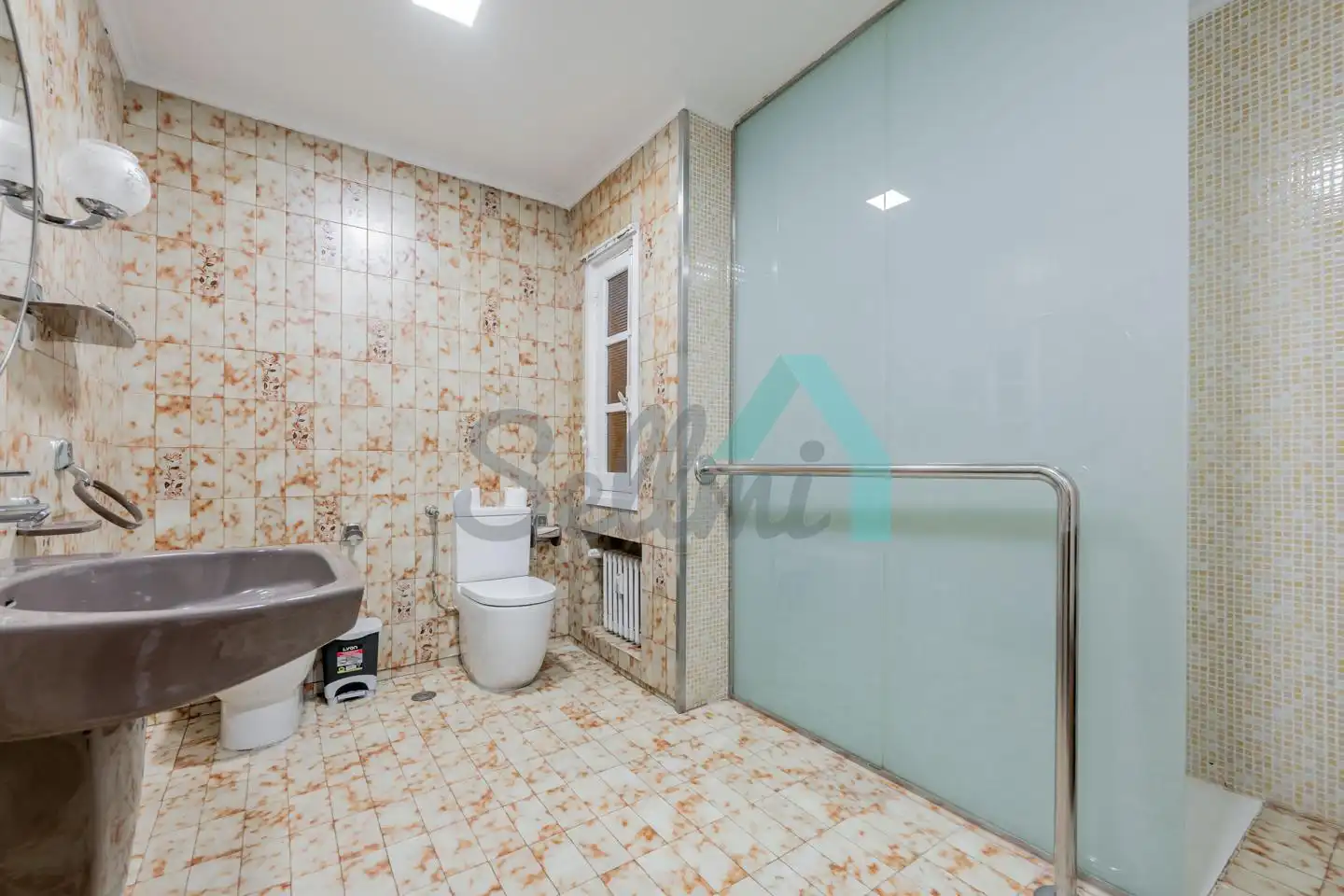 Bathroom of Flat for share in Oviedo   with Heating, Parquet flooring and Furnished