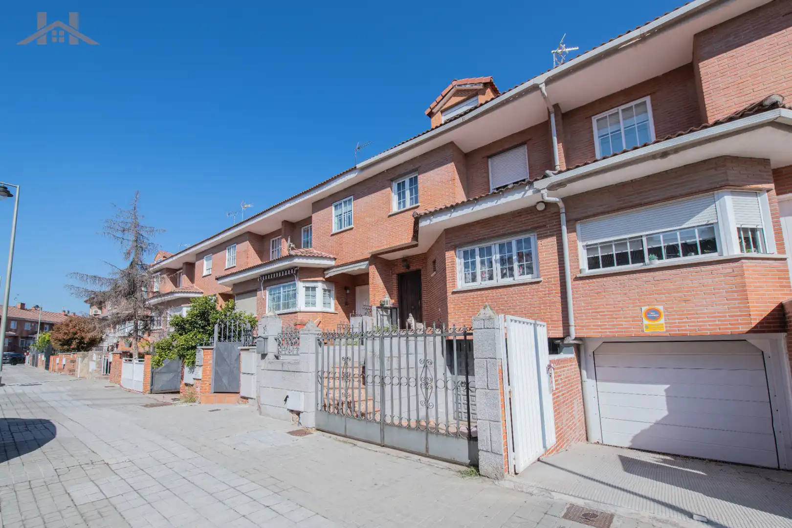 Vista exterior de Casa adosada en venta en Villaviciosa de Odón con Calefacción, Jardín privado y Terraza