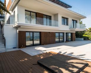Vista exterior de Casa o xalet de lloguer en Castelldefels amb Aire condicionat, Calefacció i Jardí privat