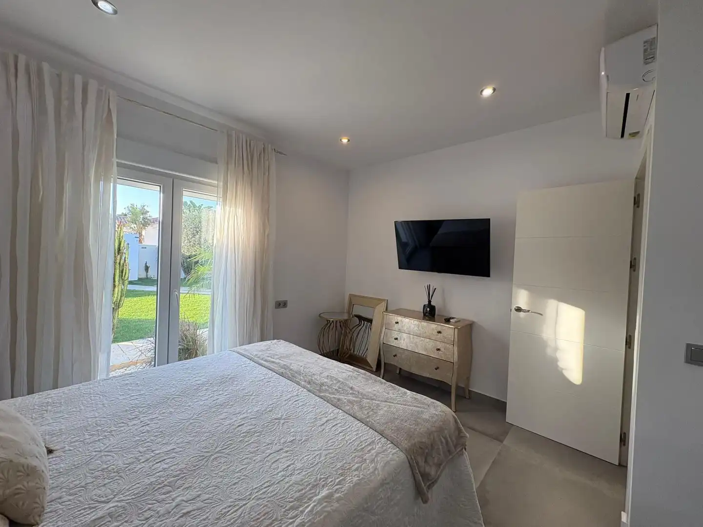 Dormitori de Casa o xalet en venda en Chiclana de la Frontera amb Aire condicionat, Jardí privat i Traster