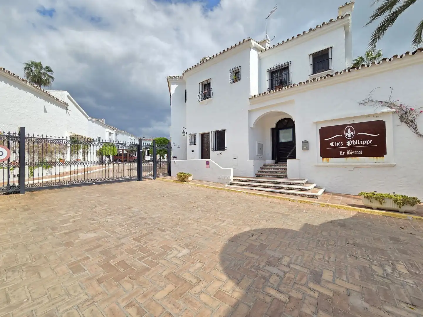 Vista exterior de Casa adosada en venda en Marbella amb Aire condicionat, Terrassa i Moblat