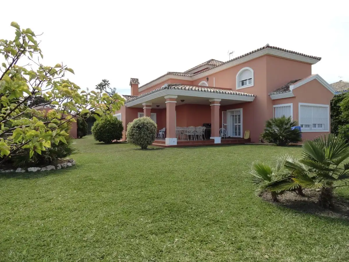 Villa con piscina in vendita a Avenida del Fuego 35