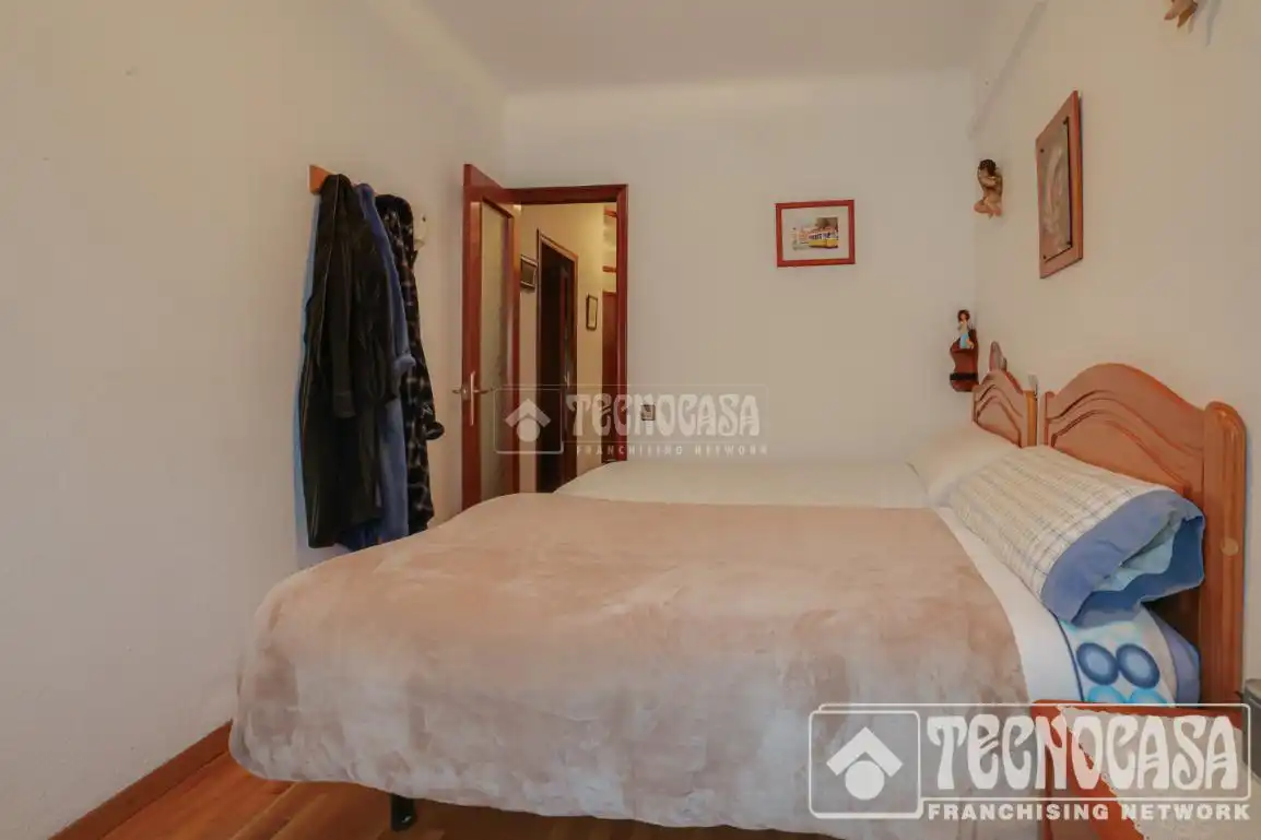 Habitación de Casa adosada en venta en Santa Coloma de Gramenet con Aire acondicionado, Calefacción y Parquet