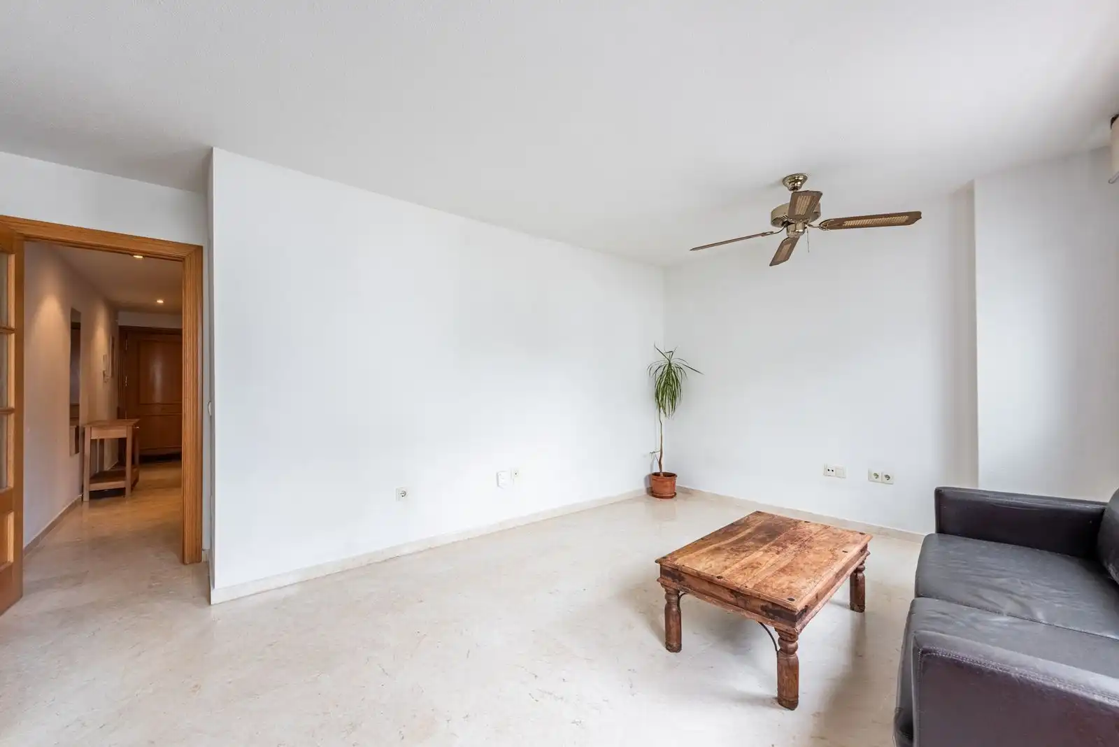 Living room of Flat for sale in Benahavís  with Air Conditioner, Private garden and Furnished