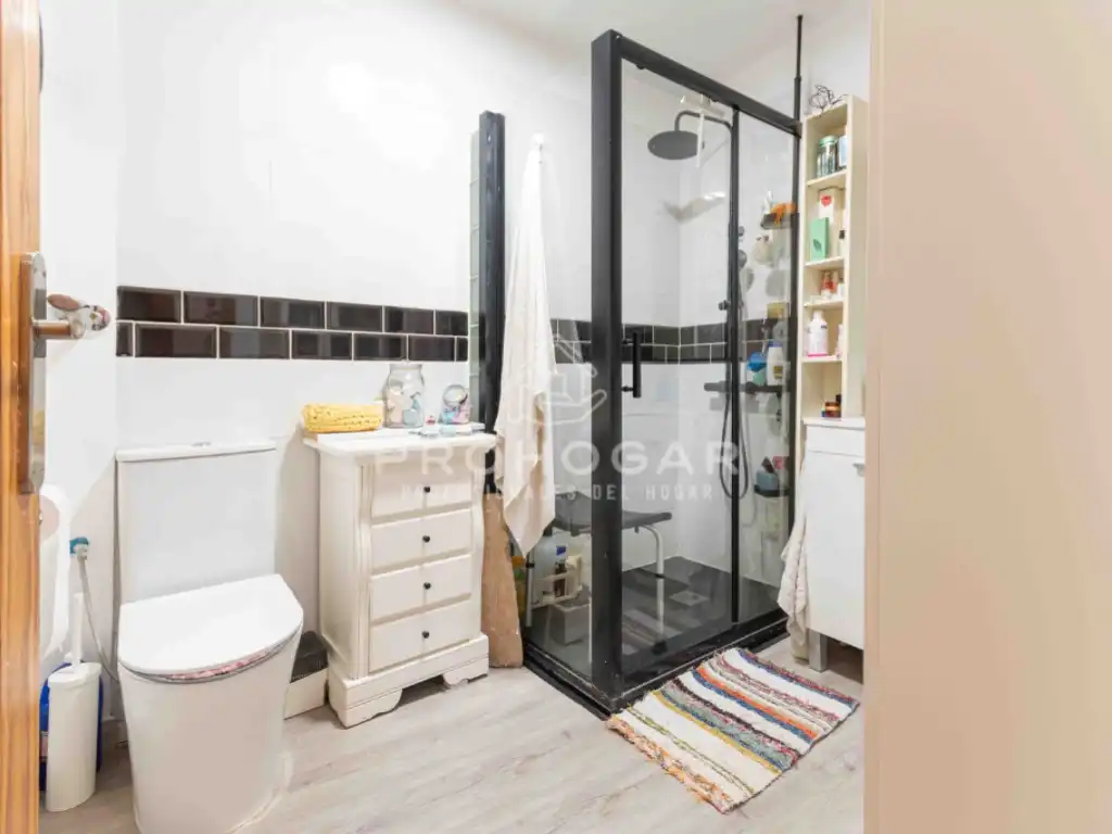 Baño de Casa adosada en venta en El Vellón con Horno, Lavadora y Microondas