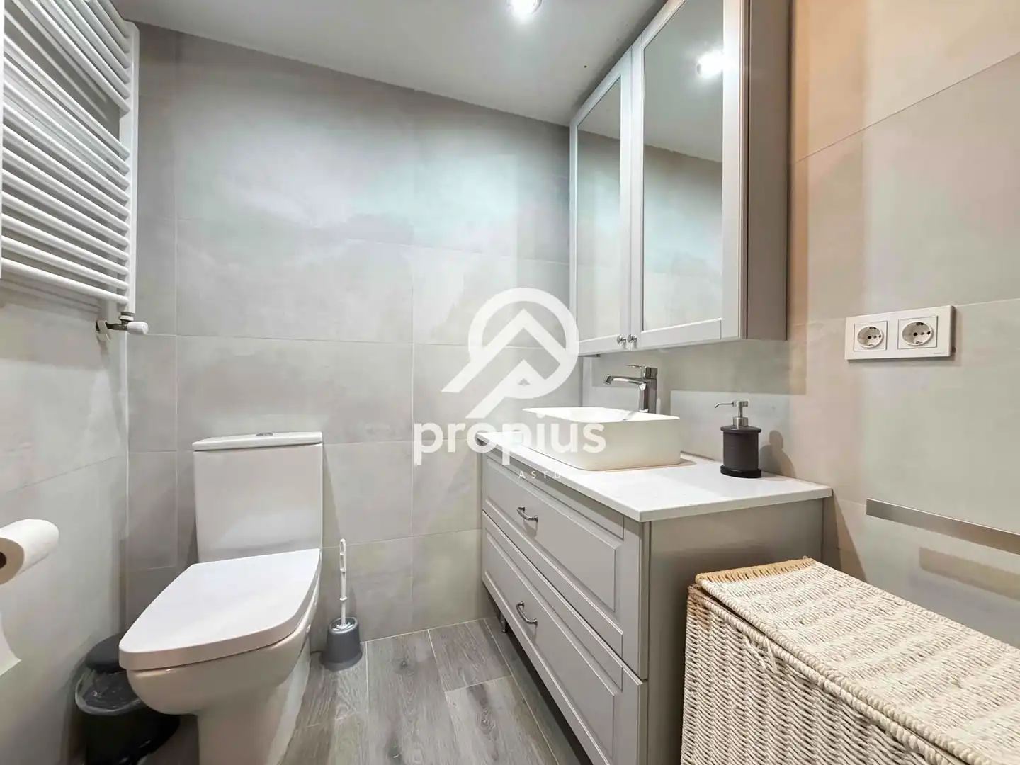 Badezimmer von Wohnung zum Verkauf in Oviedo  mit Heizung, Abstellraum und Möbliert