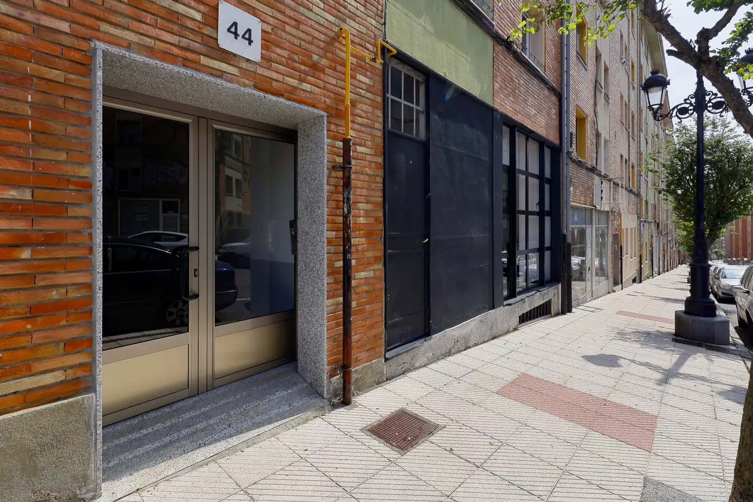 Vista exterior de Piso en venta en Oviedo  con Calefacción y Parquet