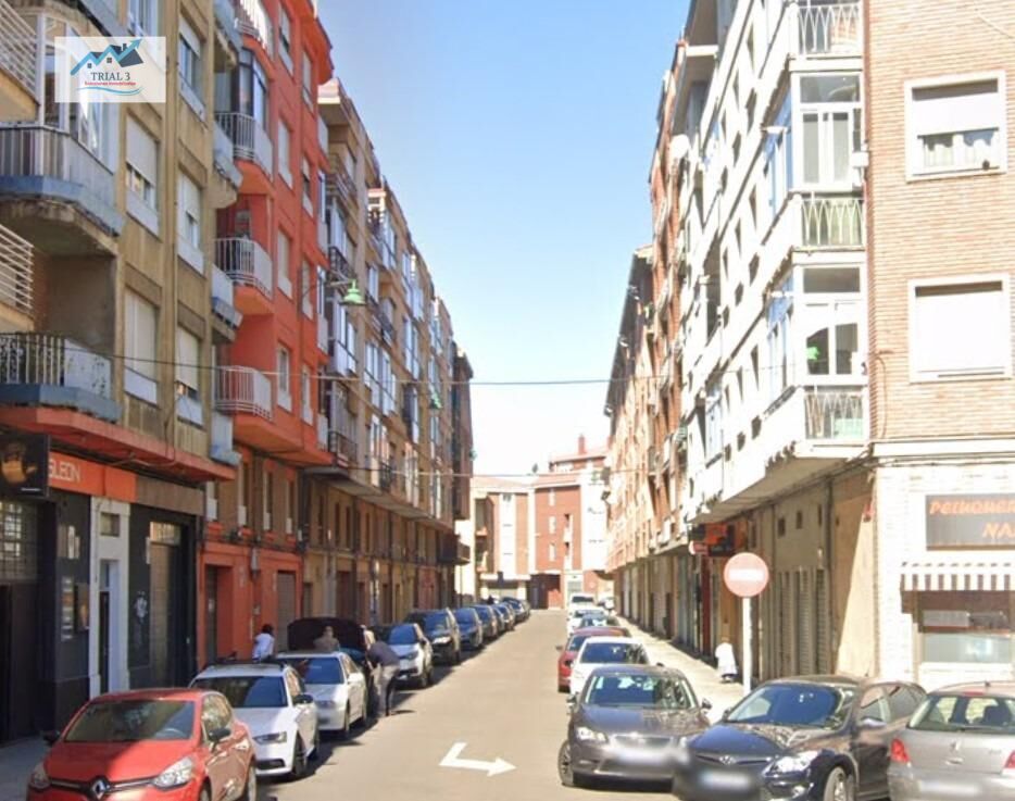 Vista exterior de Garatge en venda en León Capital 