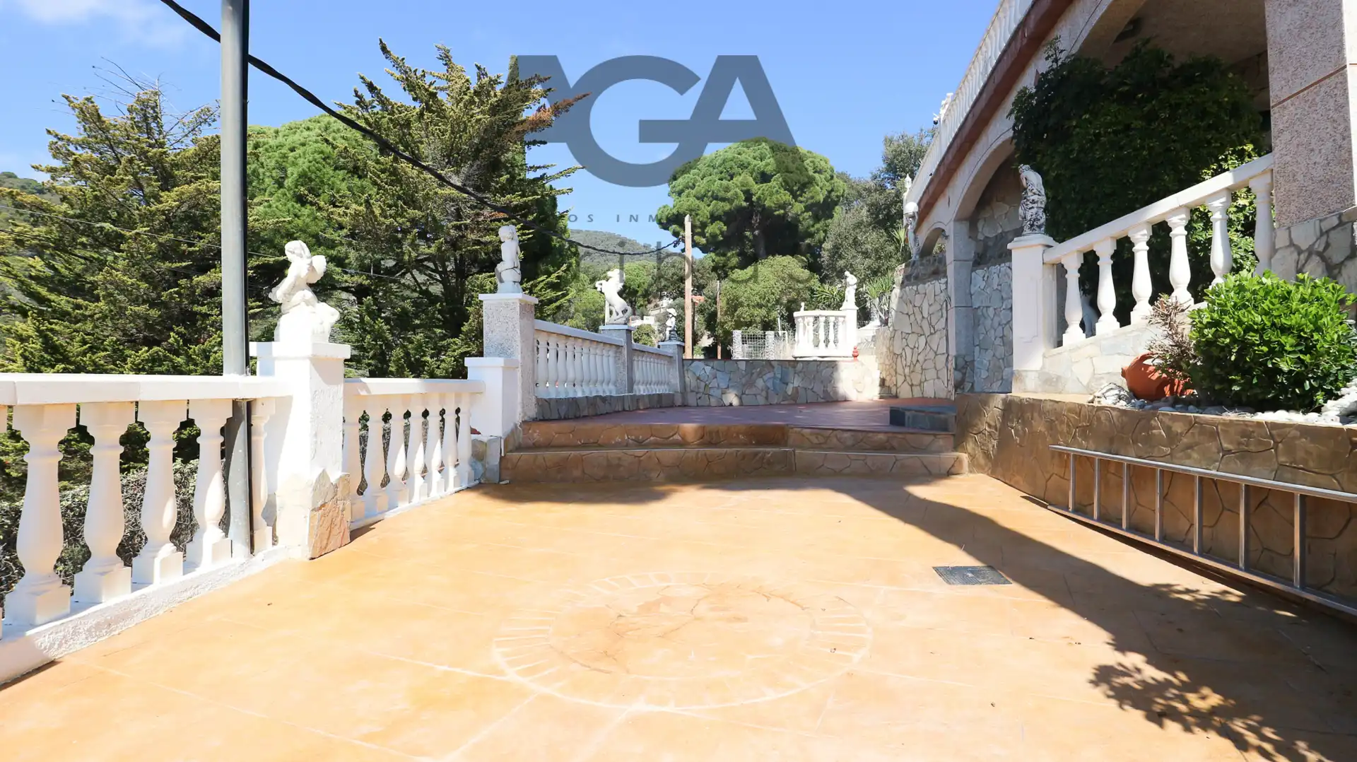 Vista exterior de Casa o xalet en venda en Sant Cebrià de Vallalta amb Aire condicionat, Jardí privat i Terrassa