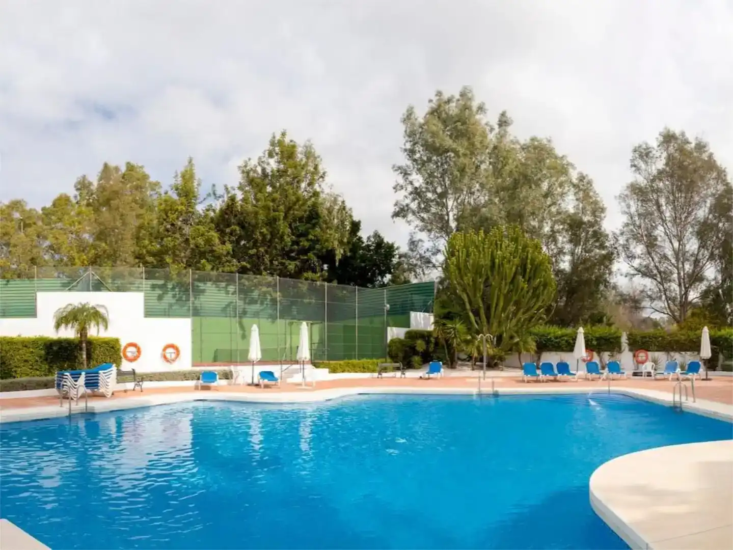 Piscina de Pis en venda en Marbella amb Aire condicionat, Piscina i Balcó
