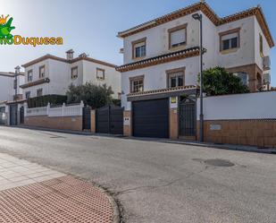 Vista exterior de Casa adosada en venda en Otura amb Aire condicionat, Calefacció i Jardí privat