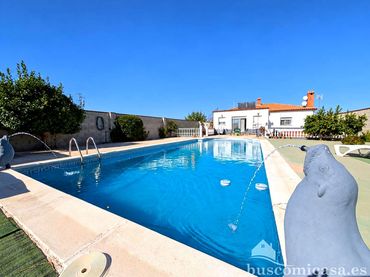 Casa con piscina en venta en Calle G