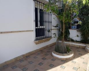 Vista exterior de Casa adosada en venda en Sanlúcar la Mayor amb Aire condicionat i Terrassa