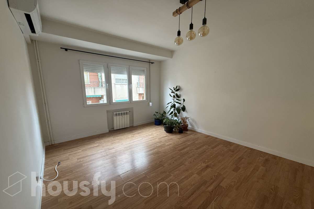 Living room of Flat to rent in  Madrid Capital  with Air Conditioner, Heating and Parquet flooring