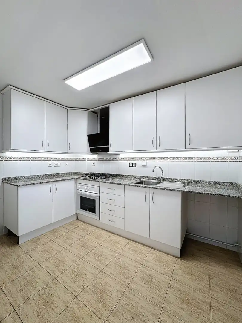Küche von Wohnung zum Verkauf in L'Alfàs del Pi mit Klimaanlage, Privatgarten und Terrasse