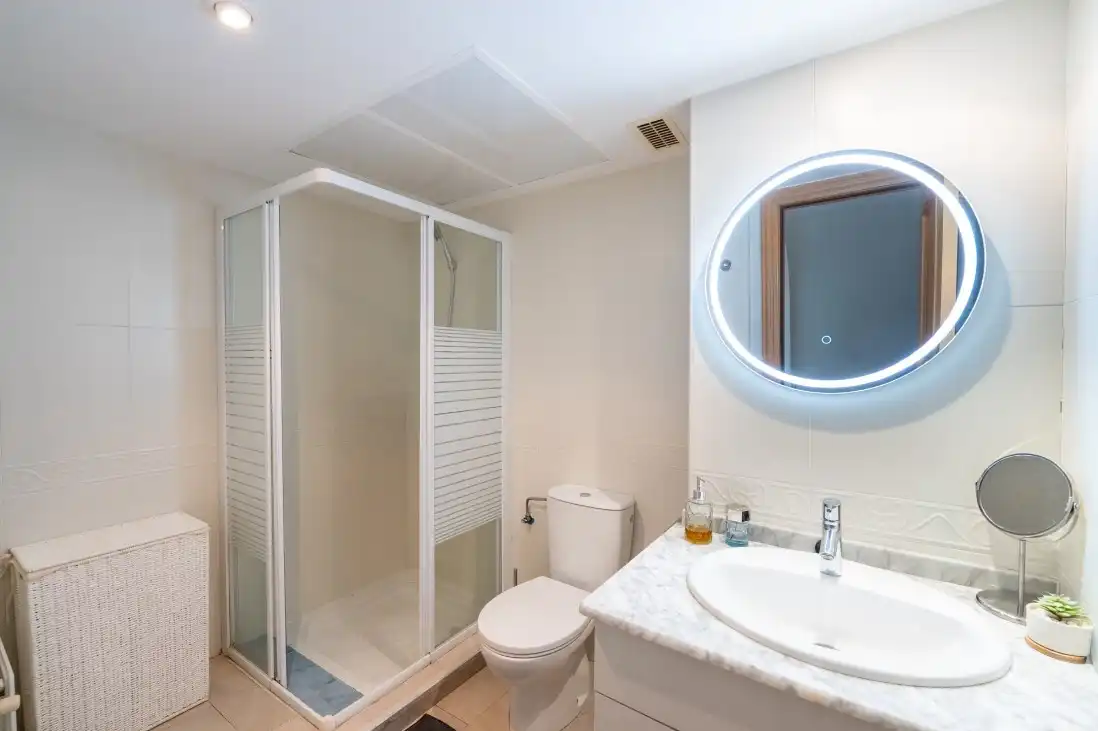 Bathroom of Flat for sale in Marbella  with Air Conditioner, Heating and Terrace