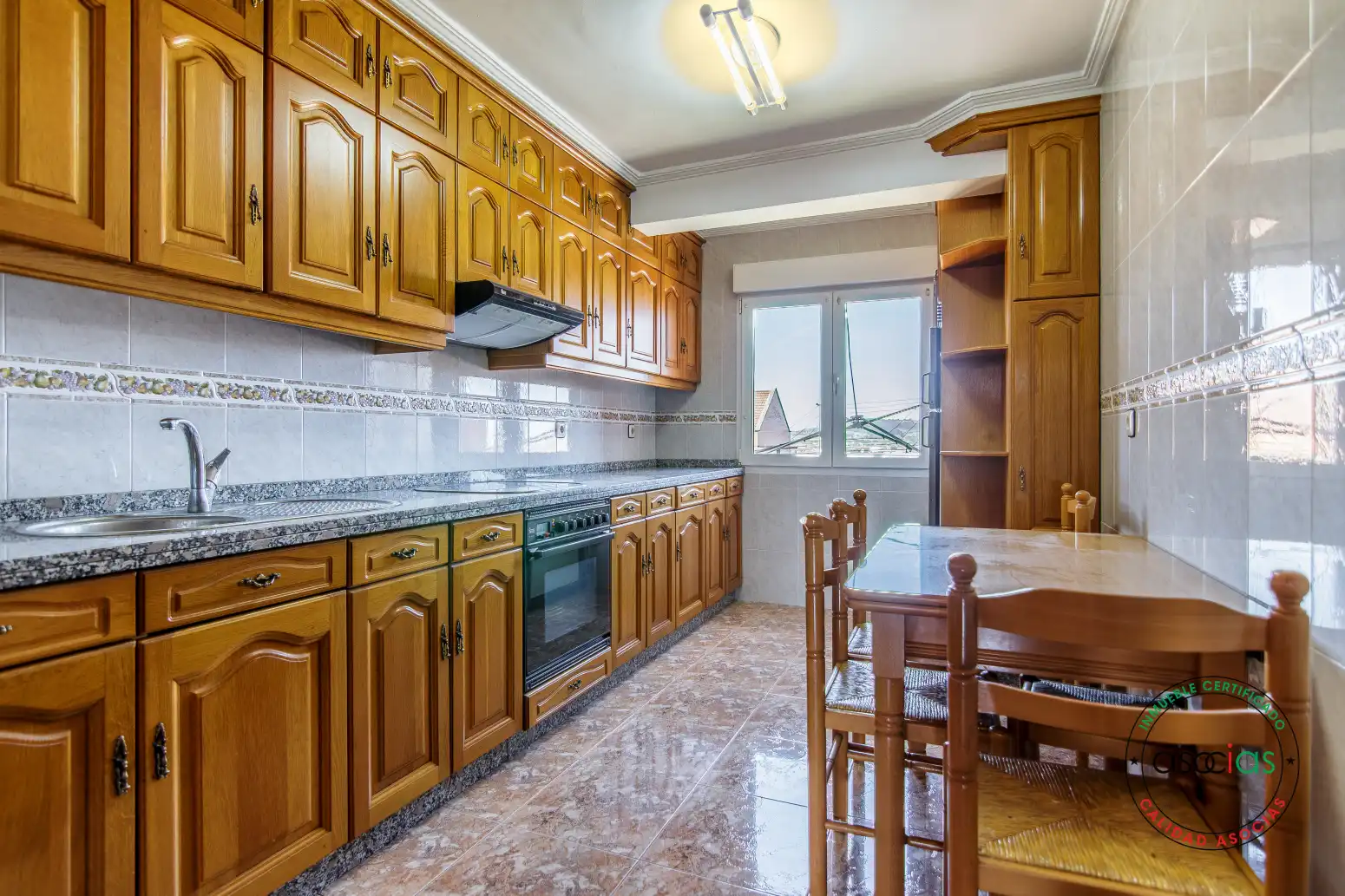 Cocina de Piso en venta en Gijón  con Calefacción y Jardín privado