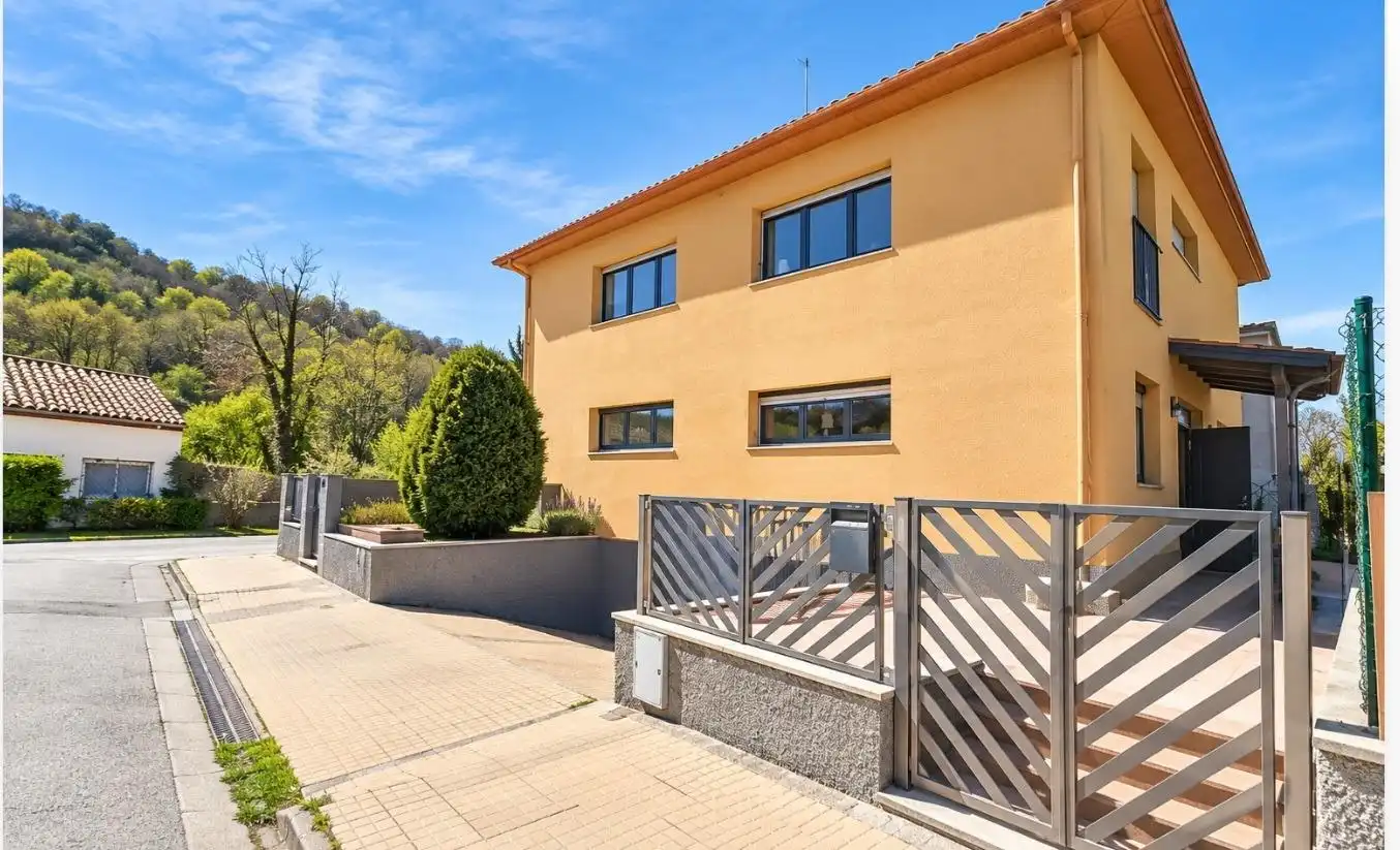 Detached house with garden for sale in Calle CL ISAAC ALBENIZ
