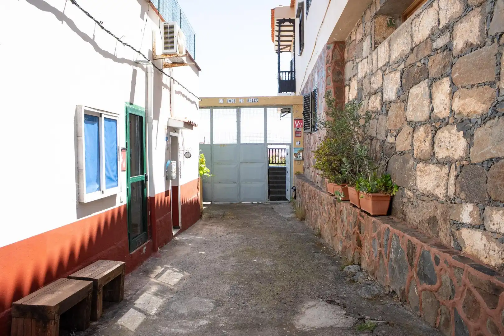 Außenansicht von Einfamilien-Reihenhaus zum Verkauf in Valsequillo de Gran Canaria mit Klimaanlage, Heizung und Privatgarten