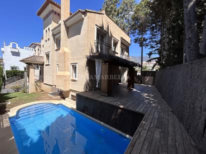 Vista exterior de Casa o xalet de lloguer en Marbella amb Aire condicionat, Terrassa i Piscina