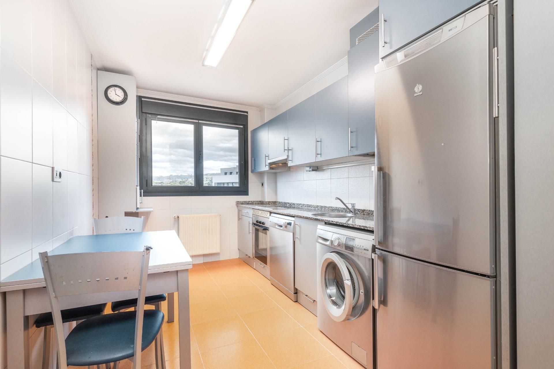 Cocina de Piso en venta en Oviedo  con Calefacción y Trastero