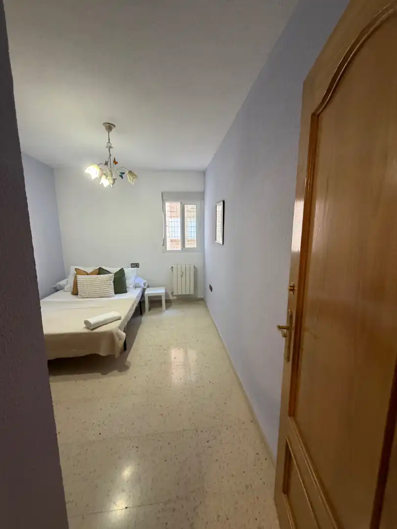 Dormitori de Pis per a compartir en Granada amb Calefacció, Moblat i Forn