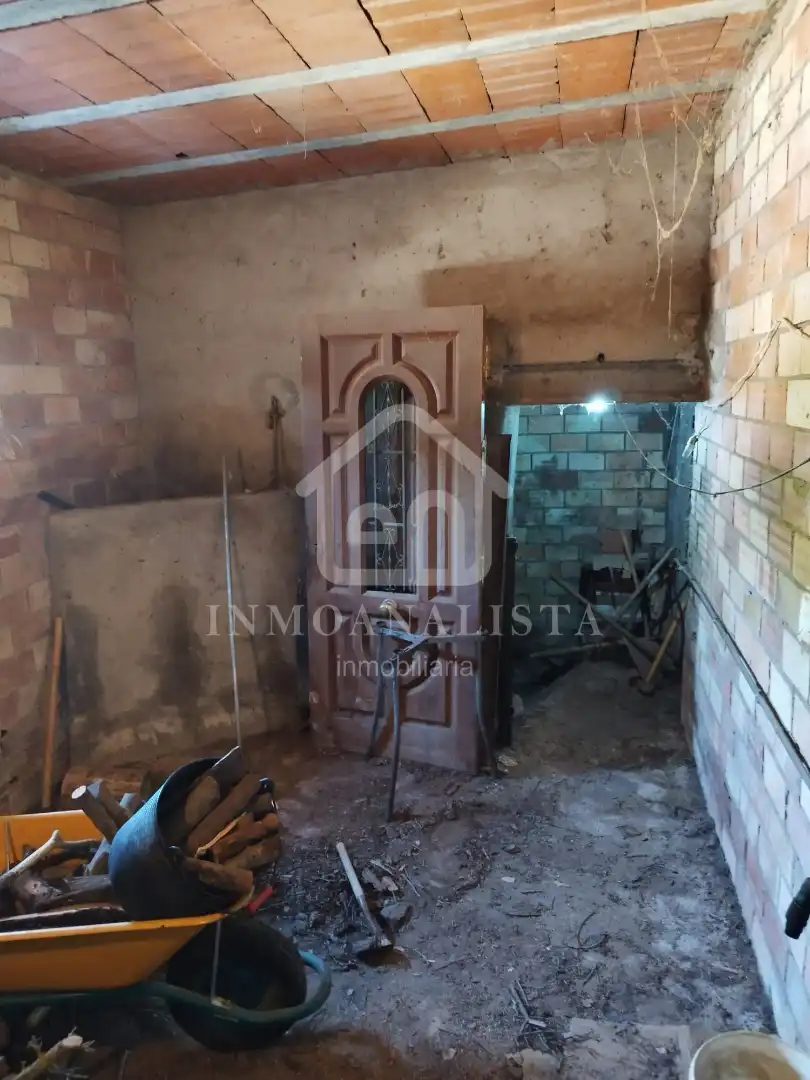 Houses for sale in Requena  with Air Conditioner, Terrace and Storage room