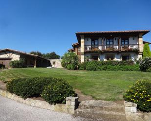 Vista exterior de Finca rústica en venda en Santillana del Mar amb Terrassa, Piscina i Balcó