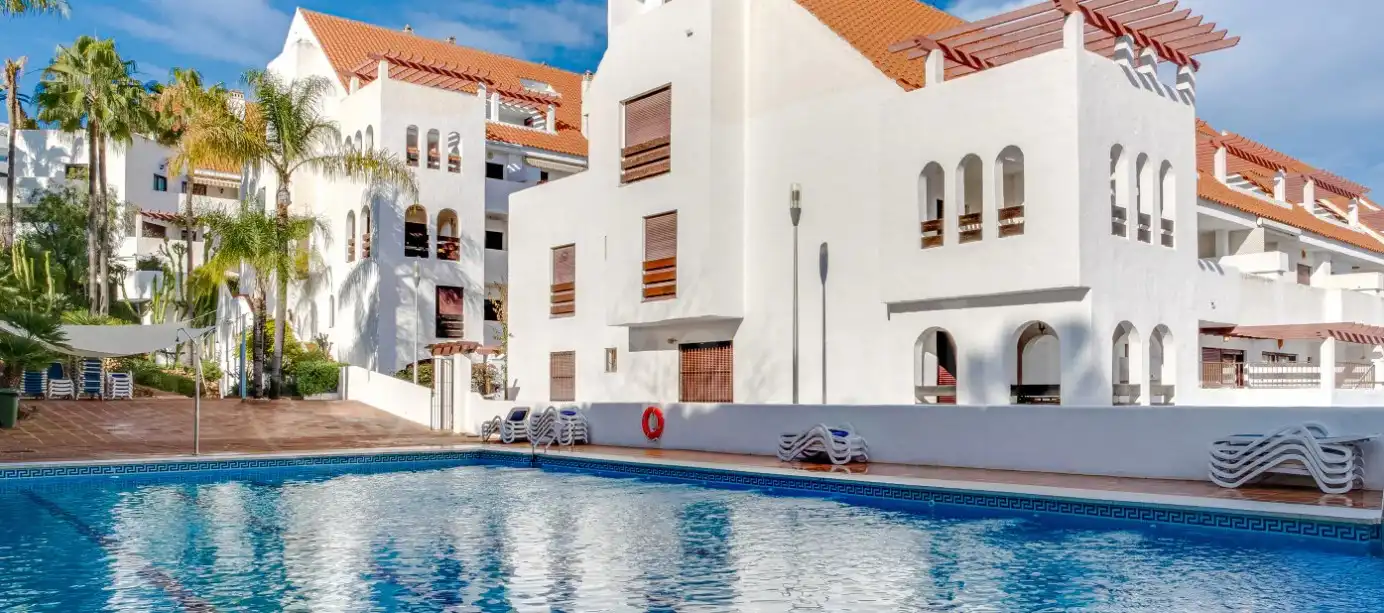 Schwimmbecken von Wohnung zum Verkauf in Marbella mit Klimaanlage, Heizung und Privatgarten
