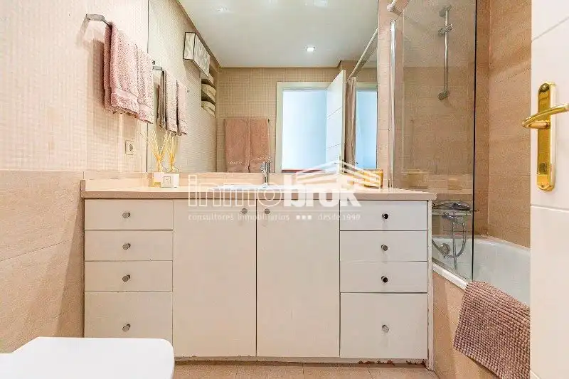 Badezimmer von Dachboden zur Miete in La Moraleja mit Klimaanlage, Heizung und Abstellraum