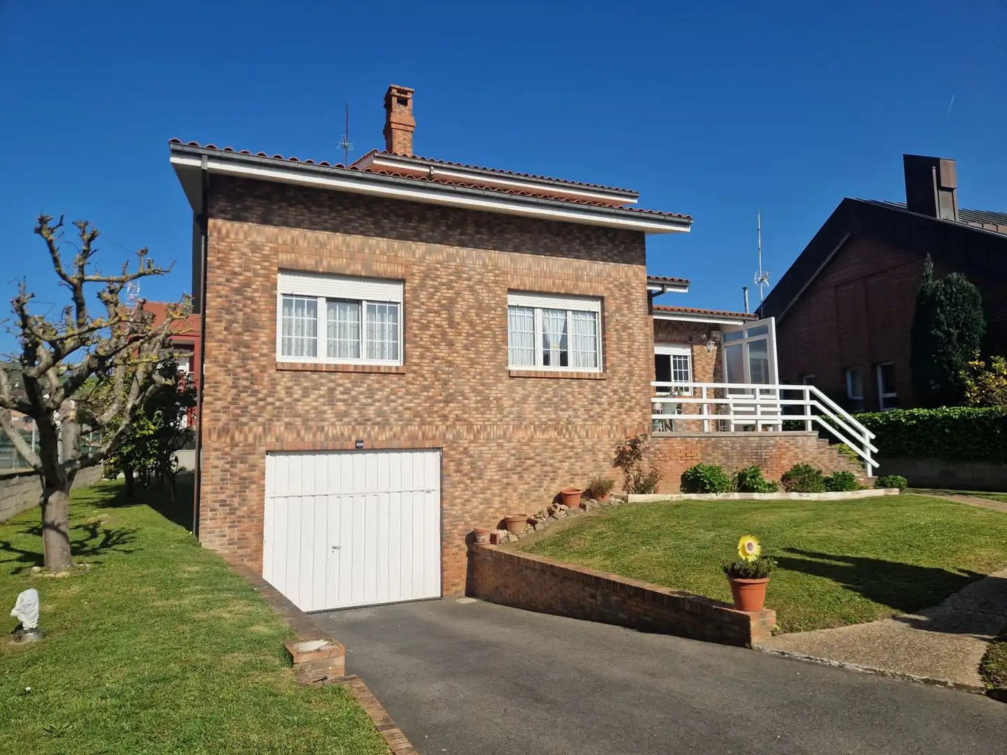 Vista exterior de Casa o chalet en venta en Castrillón con Calefacción, Terraza y Trastero