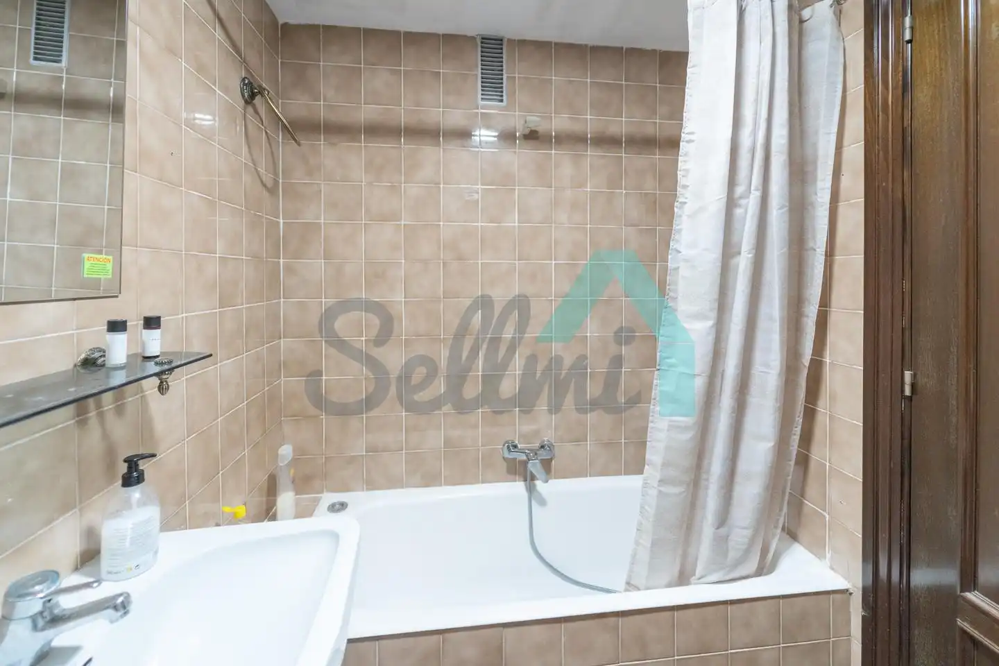 Bathroom of Flat for share in Oviedo   with Heating, Parquet flooring and Furnished
