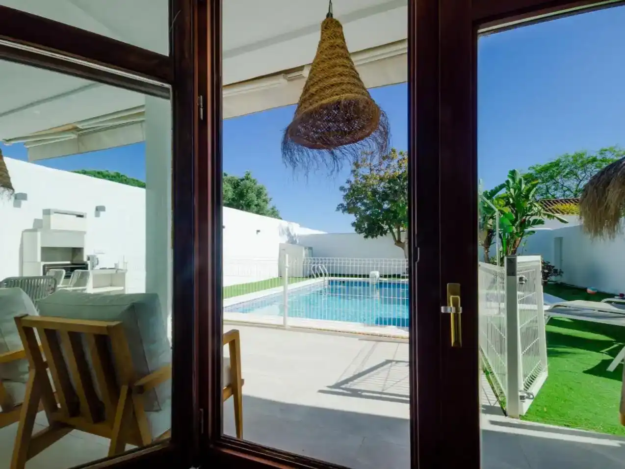 Piscina de Casa o xalet en venda en Conil de la Frontera amb Aire condicionat, Jardí privat i Terrassa
