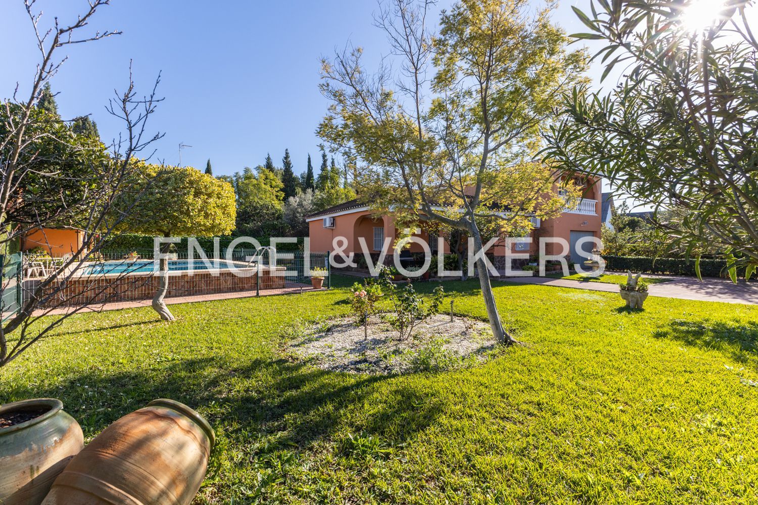 Vista exterior de Casa o xalet en venda en Bétera amb Aire condicionat, Calefacció i Jardí privat