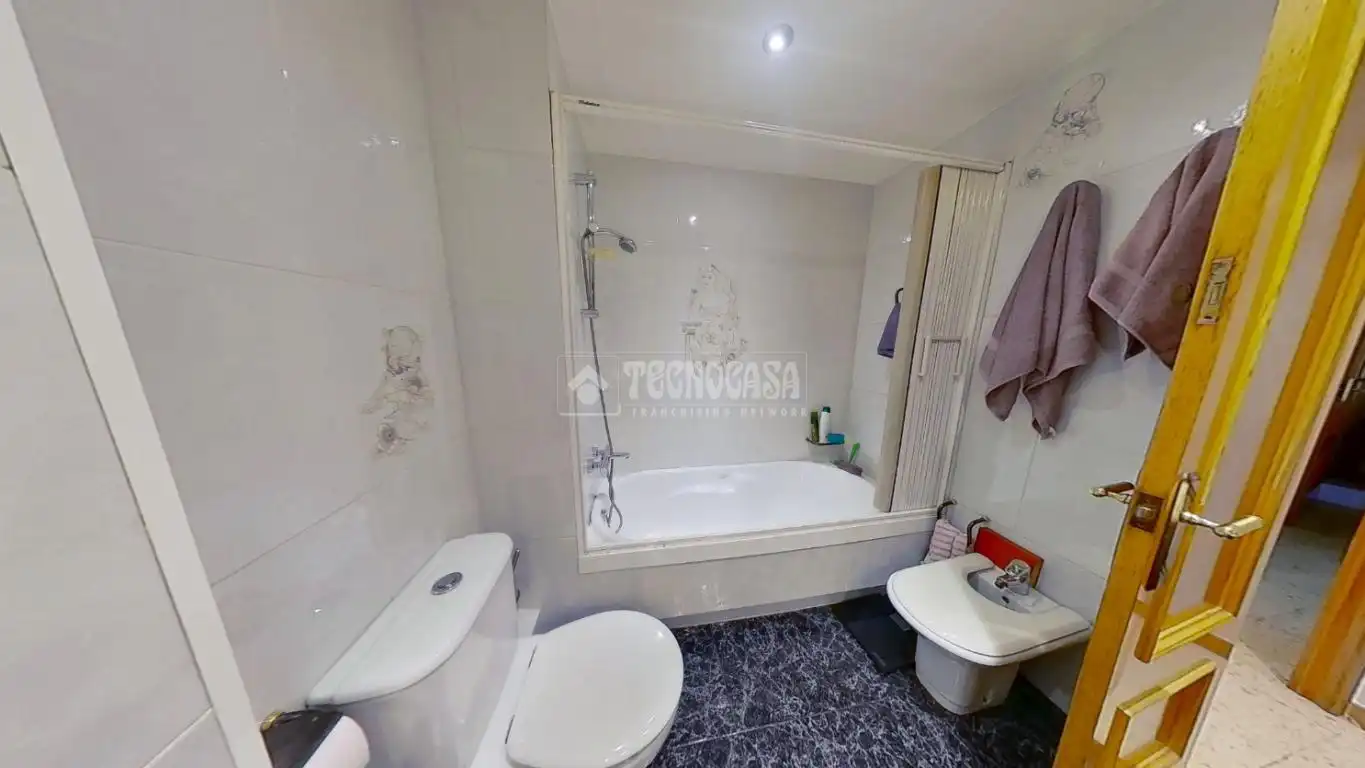 Badezimmer von Wohnung zum Verkauf in Sabadell mit Balkon